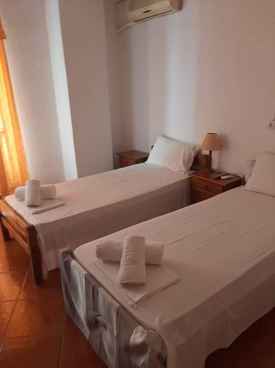 Hotel Atlantis à Ermoúpoli Extérieur photo