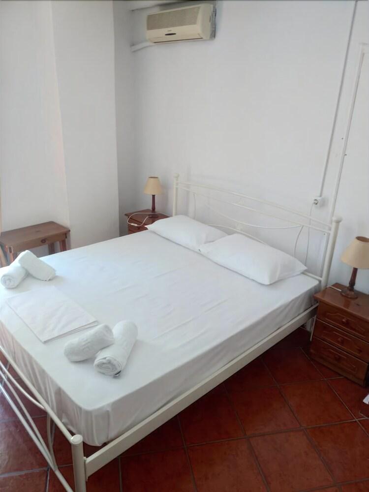 Hotel Atlantis à Ermoúpoli Extérieur photo